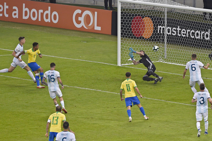 Fotó: AFP/Mauro Pimentel Messi mintha el lenne átkozva Alisson és a brazilok ellen