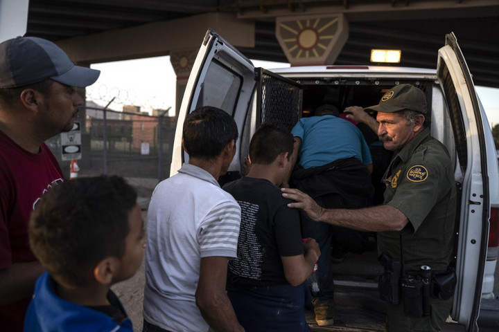 Fotó: AFP/Paul Ratje Az amerikai kormány keddtől várhatóan szigorítja az illegális migránsok elleni fellépést
