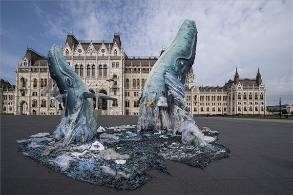 Fotó: MTI/Szigetváry Zsolt A Parlament előtt akciózott a Greenpeace