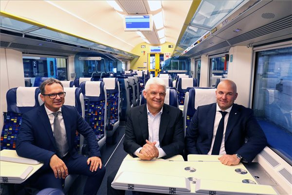 Fotó: MTI/Mészáros János Elkészült az első húsz hazai gyártású IC+ kocsi