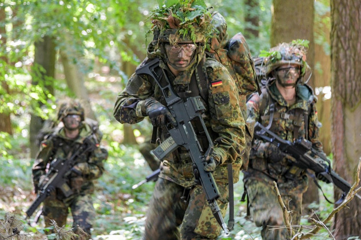 Két év alatt több mint 60 jelentkezőt utasított el a német hadsereg biztonsági okokból