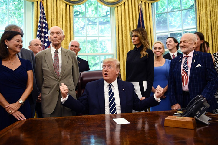 Fotó: AFP/Brendan Smialowski Trump a Fehér Házban fogadta az 50 évvel ezelőtti Holdra szállás két űrhajósát
