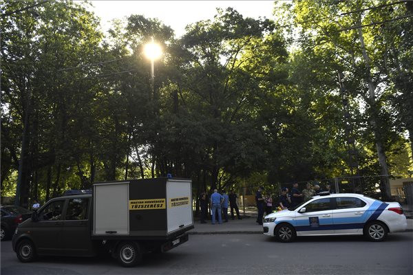 Fotó: MTI/Illyés Tibor Kiemelték a bombát, újraindul a forgalom