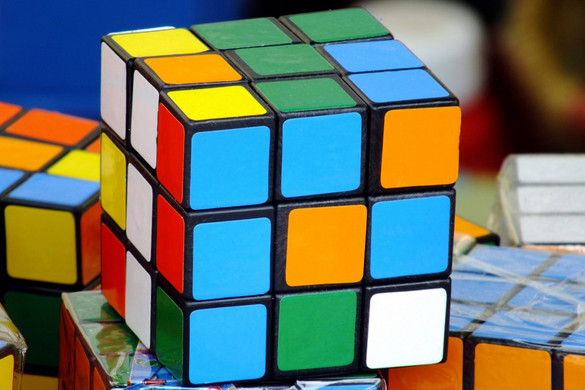 Alig több mint egy másodperc alatt forgatja ki a Rubik-kockát egy robot