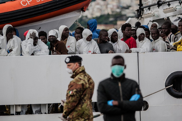 Leszállították a fiatalkorú migránsokat a szicíliai partoknál veszteglő hajóról