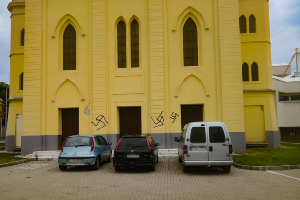 Horogkereszteket festettek a tapolcai Fidesz irodájára és az egykori zsinagógára