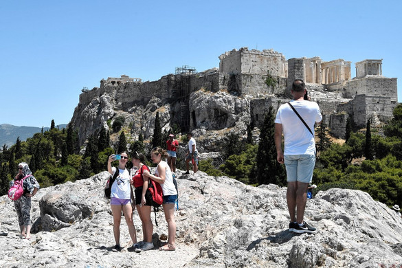 Sokba kerül a fürdőruhás séta a mediterrán nyaralóhelyeken
