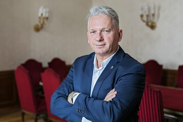 Egy intézménybe kerülnek a magyar kiválóságok