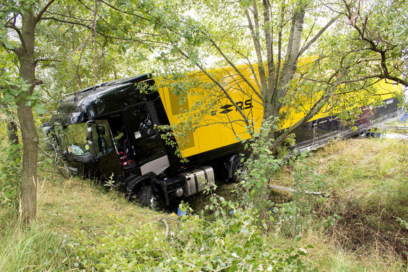 Átszakította a szalagkorlátot az M1-esen a Renault Forma-1-es csapat kamionja