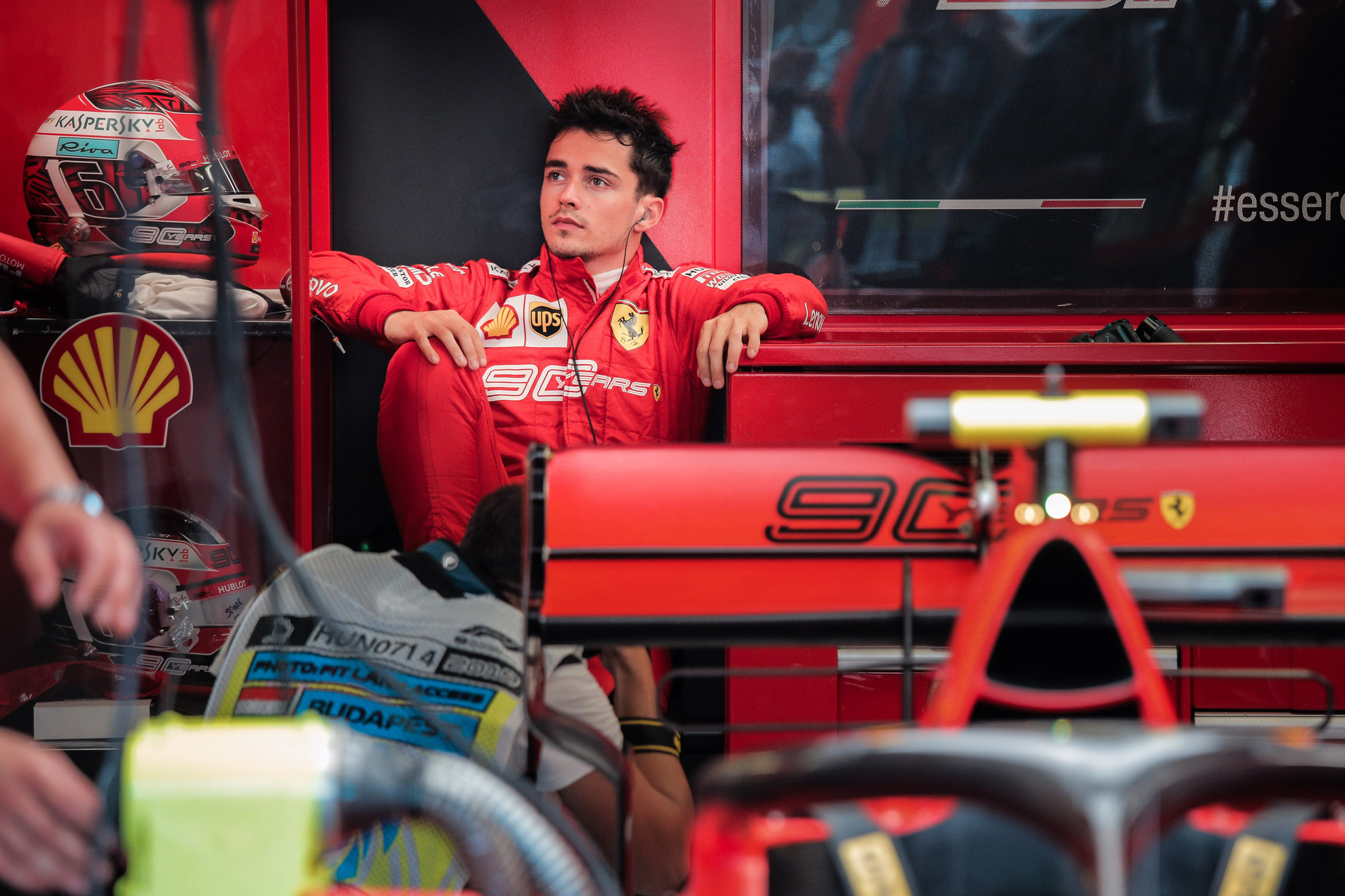 Fotó: MH / Papajcsik Péter A 21 éves Charles Leclerc az indulásra vár a szombati időmérő napján