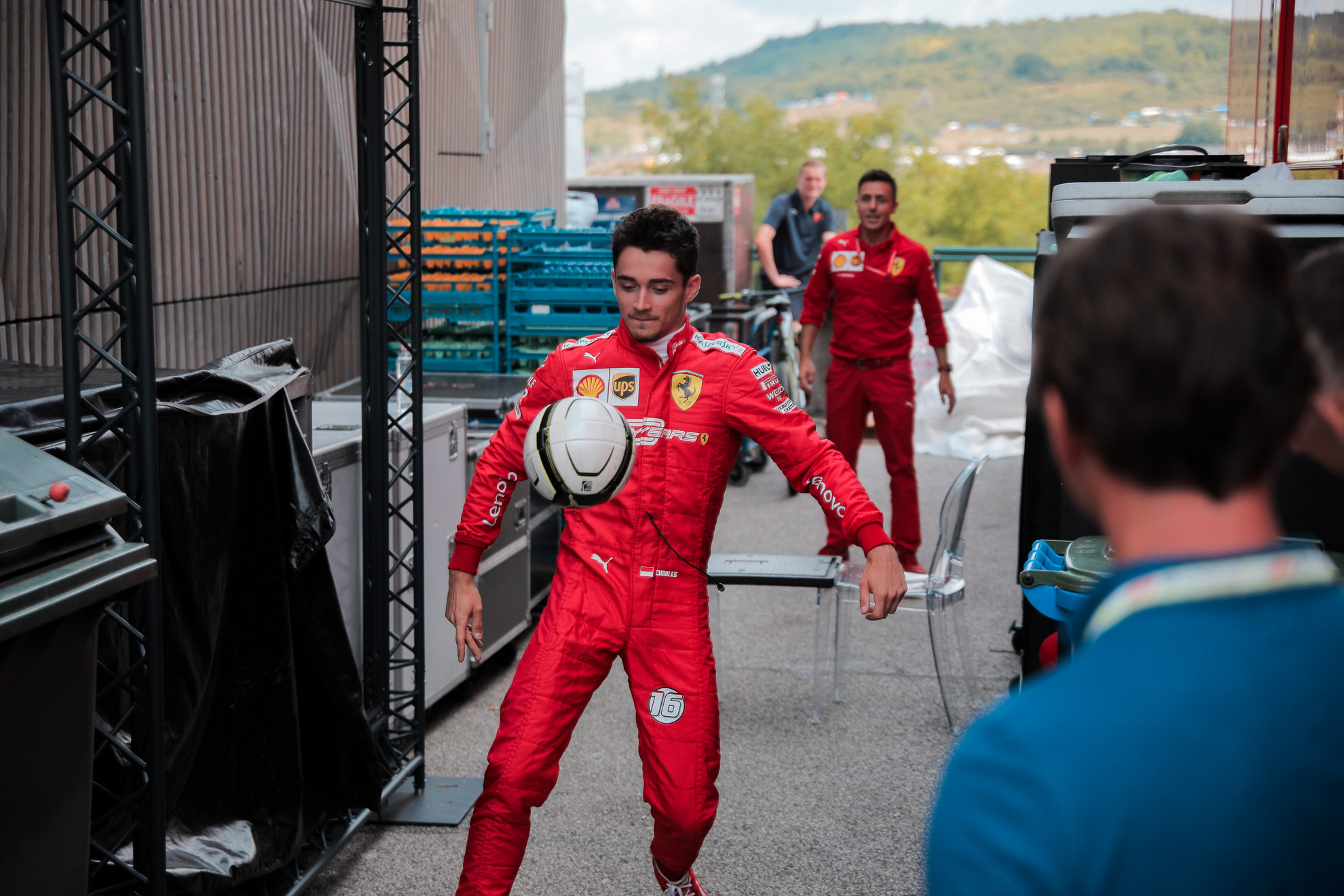 Fotó: MH / Papajcsik Péter Charles Leclerc a csapattársával focizik a paddock-ban
