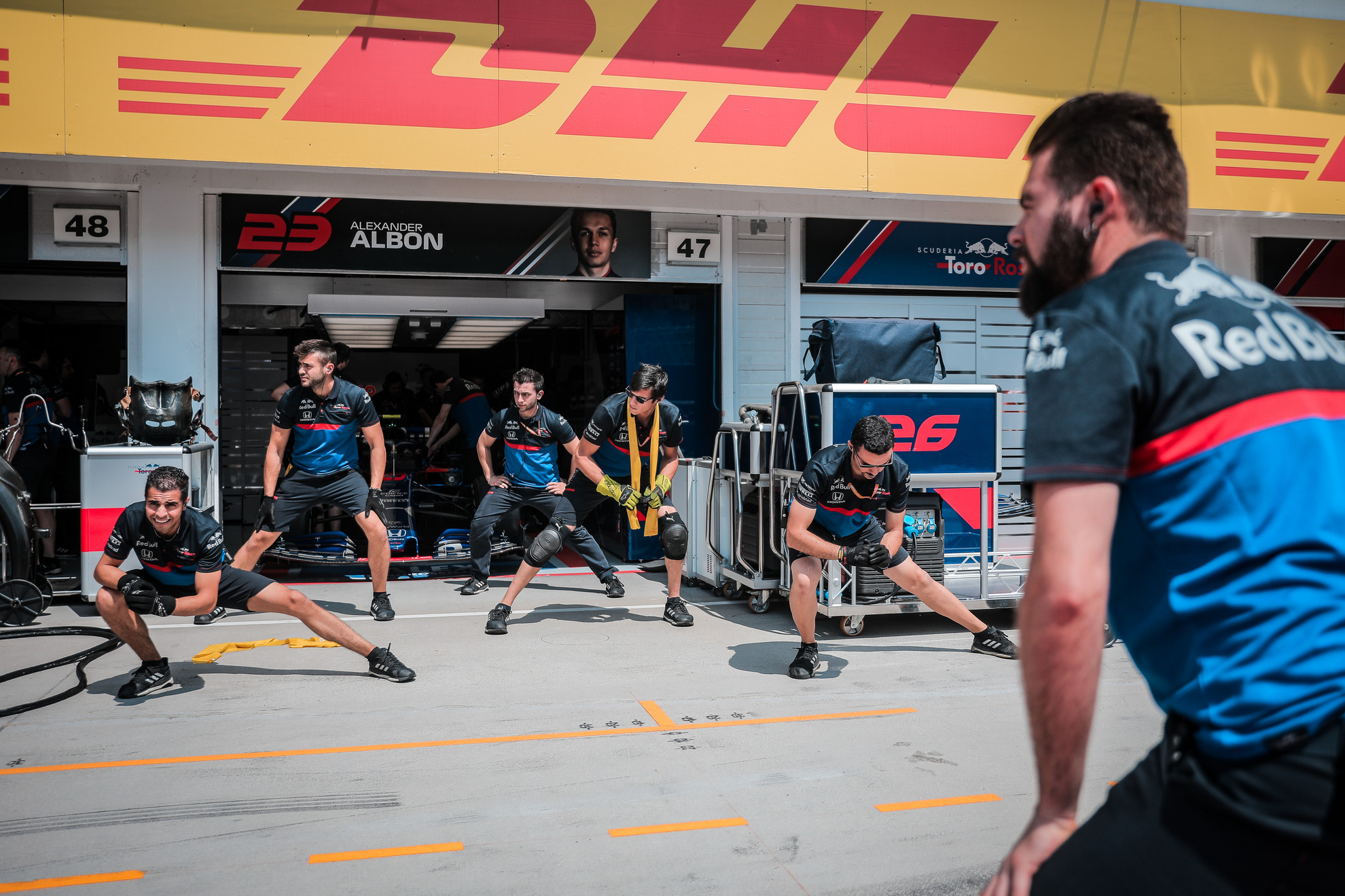 Fotó: MH / Papajcsik Péter A Scuderia Toro Rosso csapatnál bemelegítéssel kezdték a vasárnapi versenynapot.