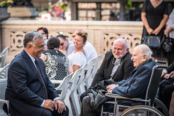 Fotó: MTI/Miniszterelnöki Sajtóiroda A Miniszterelnöki Sajtóiroda által közreadott képen Orbán Viktor miniszterelnök (b) és Henri Boulad jezsuita szerzetes (j) a budapesti Szent István-bazilika előtt
