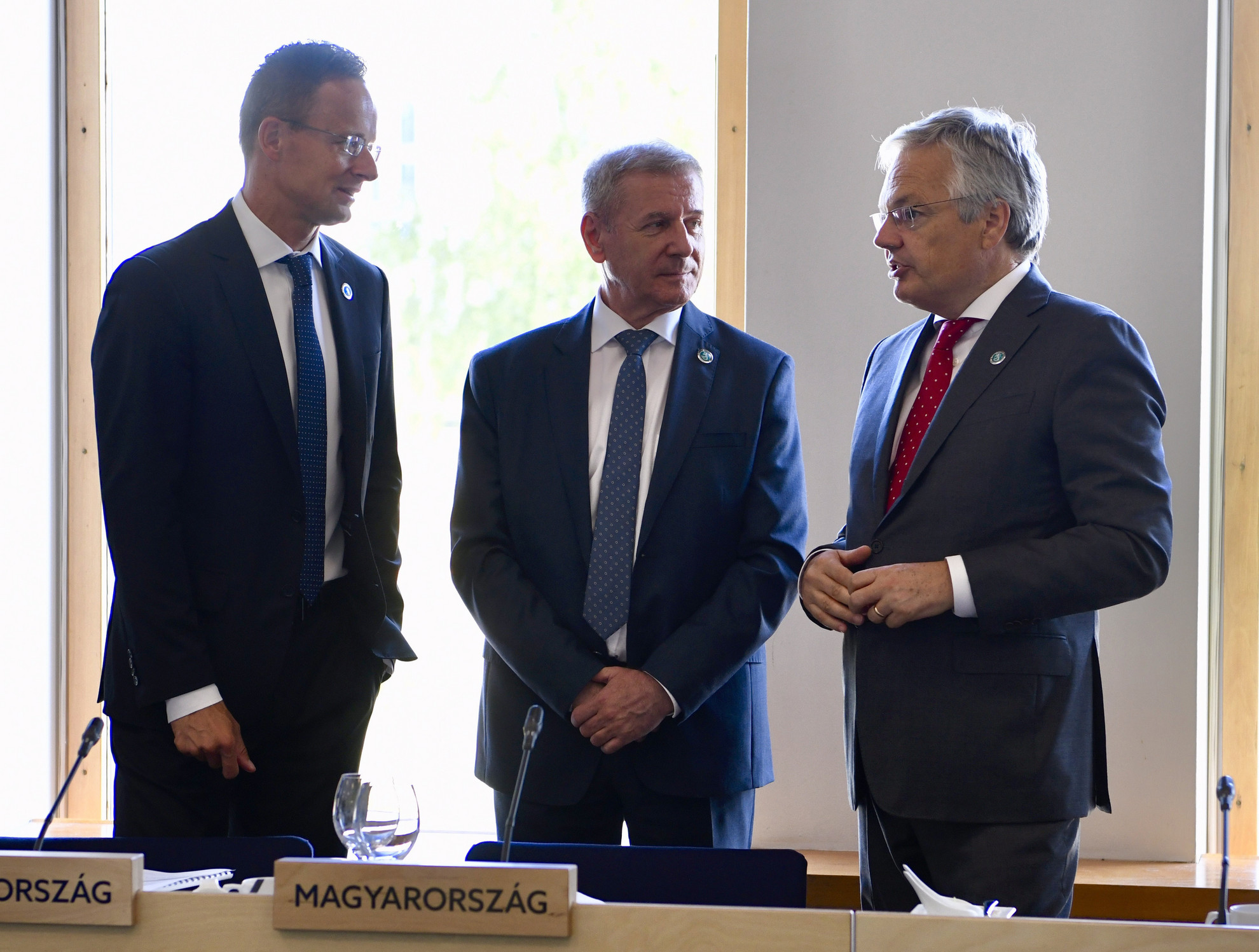 Fotó: MTI/KKM/Mitko Sztojcsev Szijjártó Péter külgazdasági és külügyminiszter (b) Benkő Tibor honvédelmi miniszter (k), valamint Didier Reynders belga miniszterelnök-helyettes és külügyminiszter az EU védelmi és külügyminisztereinek informális találkozóján Helsinkiben