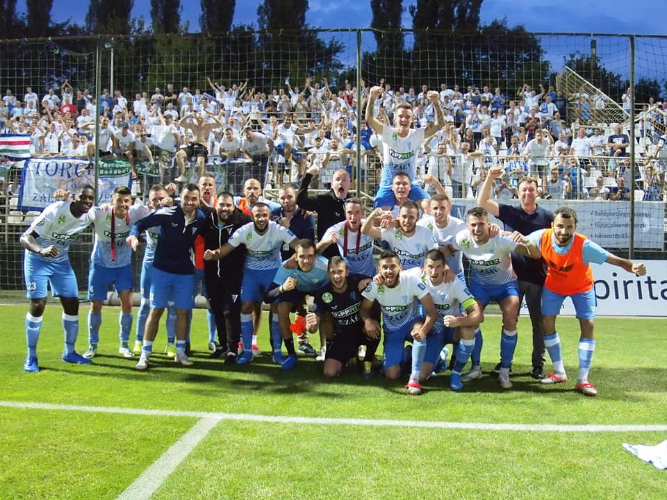 Fotó: ztefc.hu A győzelem után együtt ünnepelt szurkolóival a Zalaegerszeg