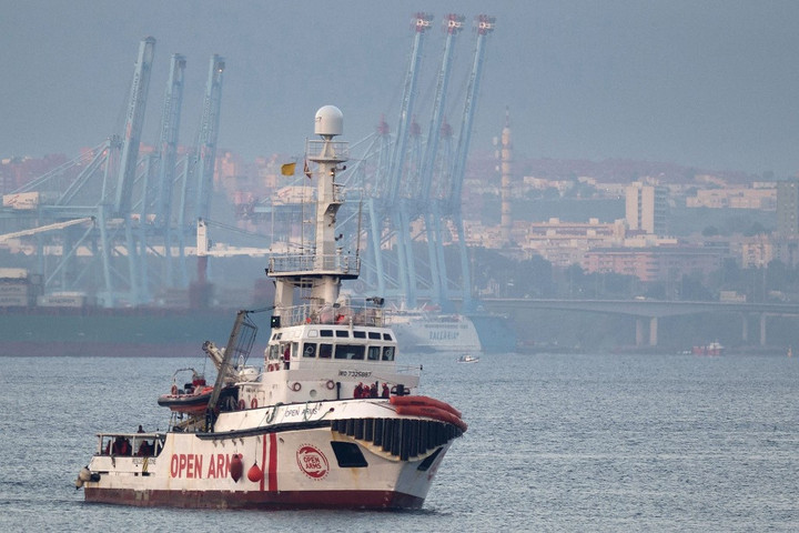 Fotó: AFP/Jorge Guerrero Továbbra is kikötési engedélyre vár a Proactiva Open Arms hajója