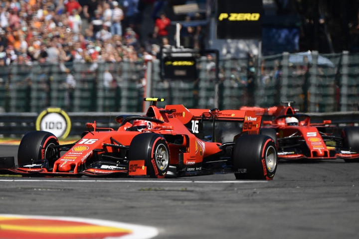 A két Ferrari rajtol az első sorból a Belga Nagydíjon