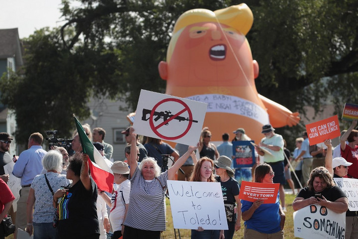 Tüntetők fogadták Trumpot a hétvégi tömegmészárlás egyik színhelyén
