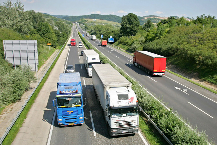 A közúti fuvarozók a magyar emberek biztonságos ellátásáért dolgoznak