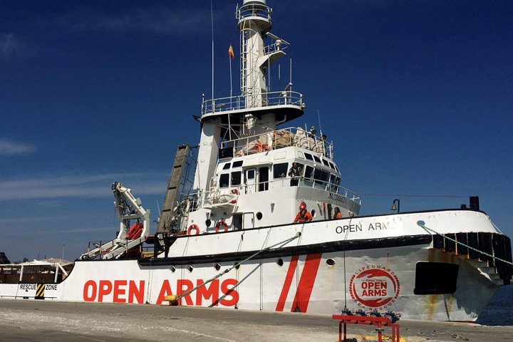 Evakuáltak egy családot a Proactiva Open Arms hajójáról