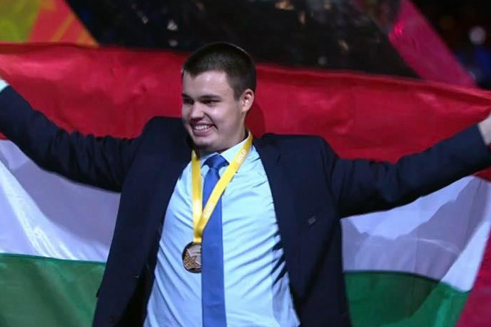 Aranyérmet szerzett Simon Krisztián bútorasztalos a szakmák világversenyén