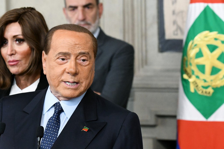 Berlusconi is előrehozott választásokat sürget, beállt Salviniék mögé
