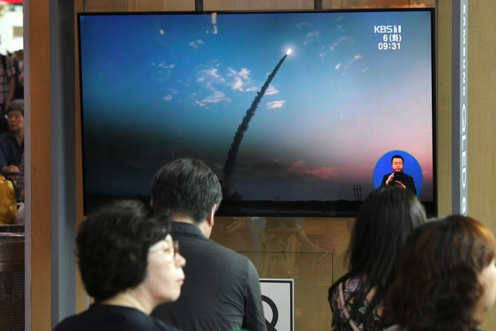 Fotó: AFP/Jung Yeon-je Újabb két kilövési tesztet hajtott végre Észak-Korea