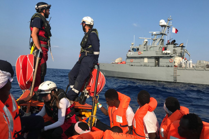 Fotó: AFP/Anne Chaon Az Ocean Viking utasai partra szálltak Máltán