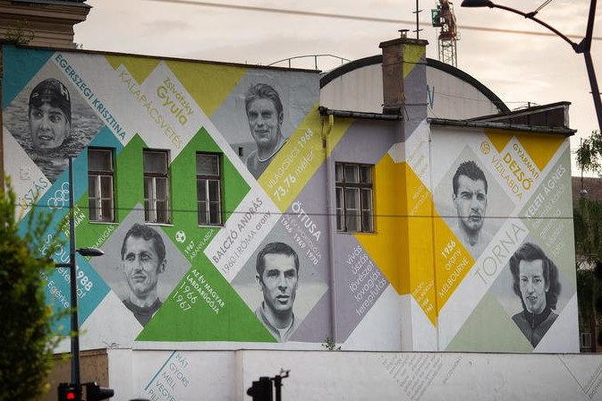 Fotó: BVA/Farkas András Magyar olimpikonok arcképei díszítik a Városháza park tűzfalát