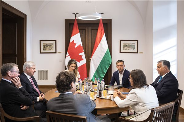 Fotó: MTI/Miniszterelnöki Sajtóiroda Orbán Viktor a volt kanadai miniszterelnökkel tárgyalt