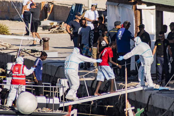 Kikötött az Open Arms hajója Lampedusa szigetén, a migránsok partra szálltak