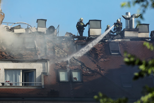 Tűz ütött ki egy hétemeletes lakóépület tetején Budapesten