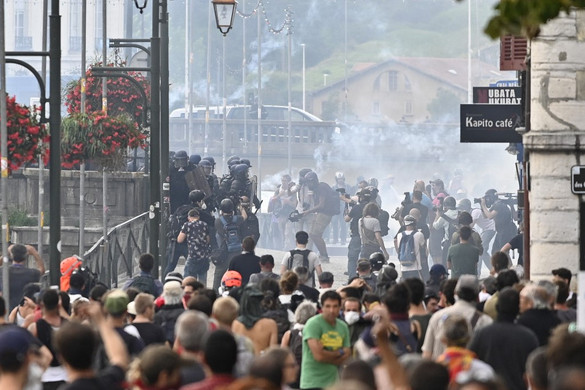 Több ezren békésen, néhány százan erőszakosan tüntettek a G7-értekezlet ellen
