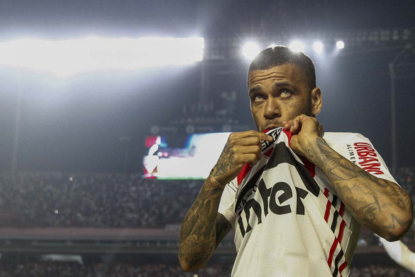 Több mint 40 ezren Dani Alves Sao Pauló-i bemutatásán