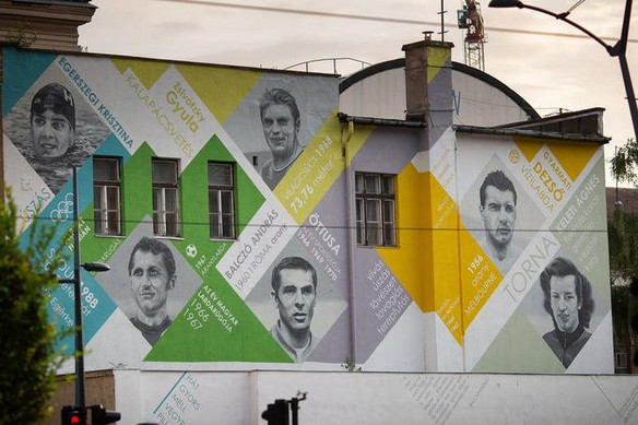 Magyar olimpikonok arcképei díszítik a Városháza park tűzfalát