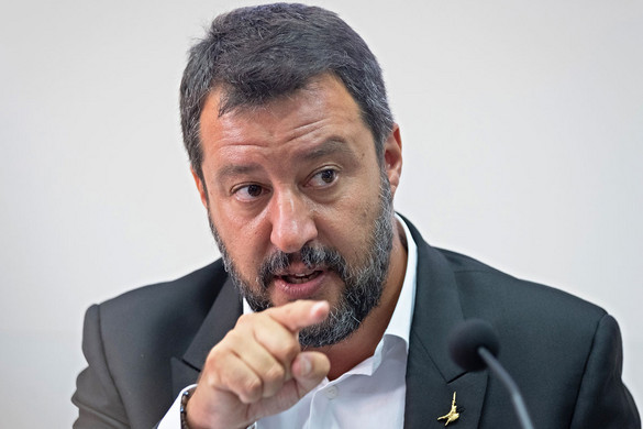 Salvini zárva tartja az olasz kikötőket