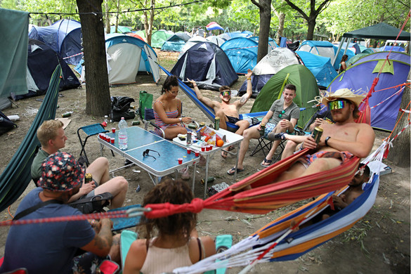 Rászorulók kapják a Sziget fesztiválozói által hátrahagyott 600 sátrát