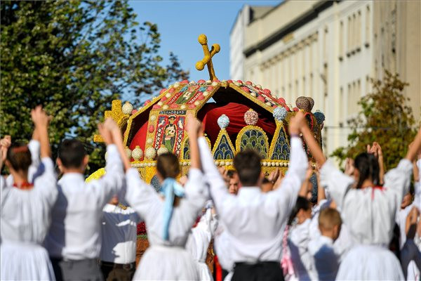 Színes virágkocsik, fergeteges hangulat a debreceni virágkarneválon
