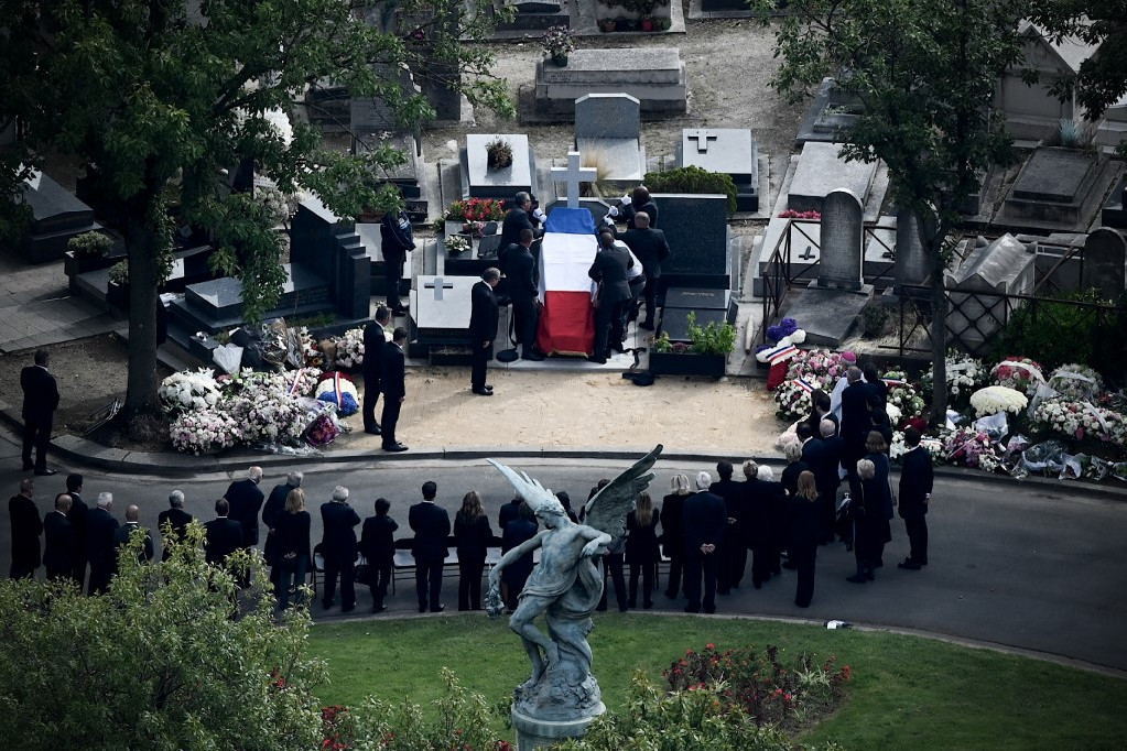 Fotó: PHILIPPE LOPEZ / AFP A néhai francia államfőt szűk családi körben helyeztek végső nyugalomra a Montparnasse-temetőben