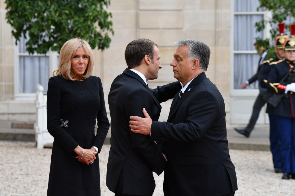 Fotó: JULIEN MATTIA / ANADOLU AGENCY Orbán Viktor (j) találkozik Emmanuel Macron francia államfővel és feleségével