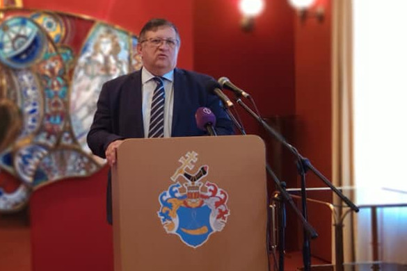 Fotó: Facebook / Jászsági Térségi Tv Dr. Mosóczi László közlekedéspolitikáért felelős Államtitkár sajtótájékoztatót tartott csütörtökön az állami útépítési törekvésekről