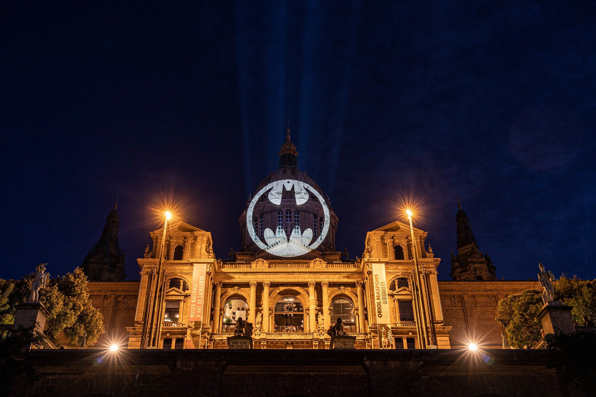 Fotó: Facebook/Batman Batman-logó a barcelonai Katalán Nemzeti Művészeti Múzeum kupoláján