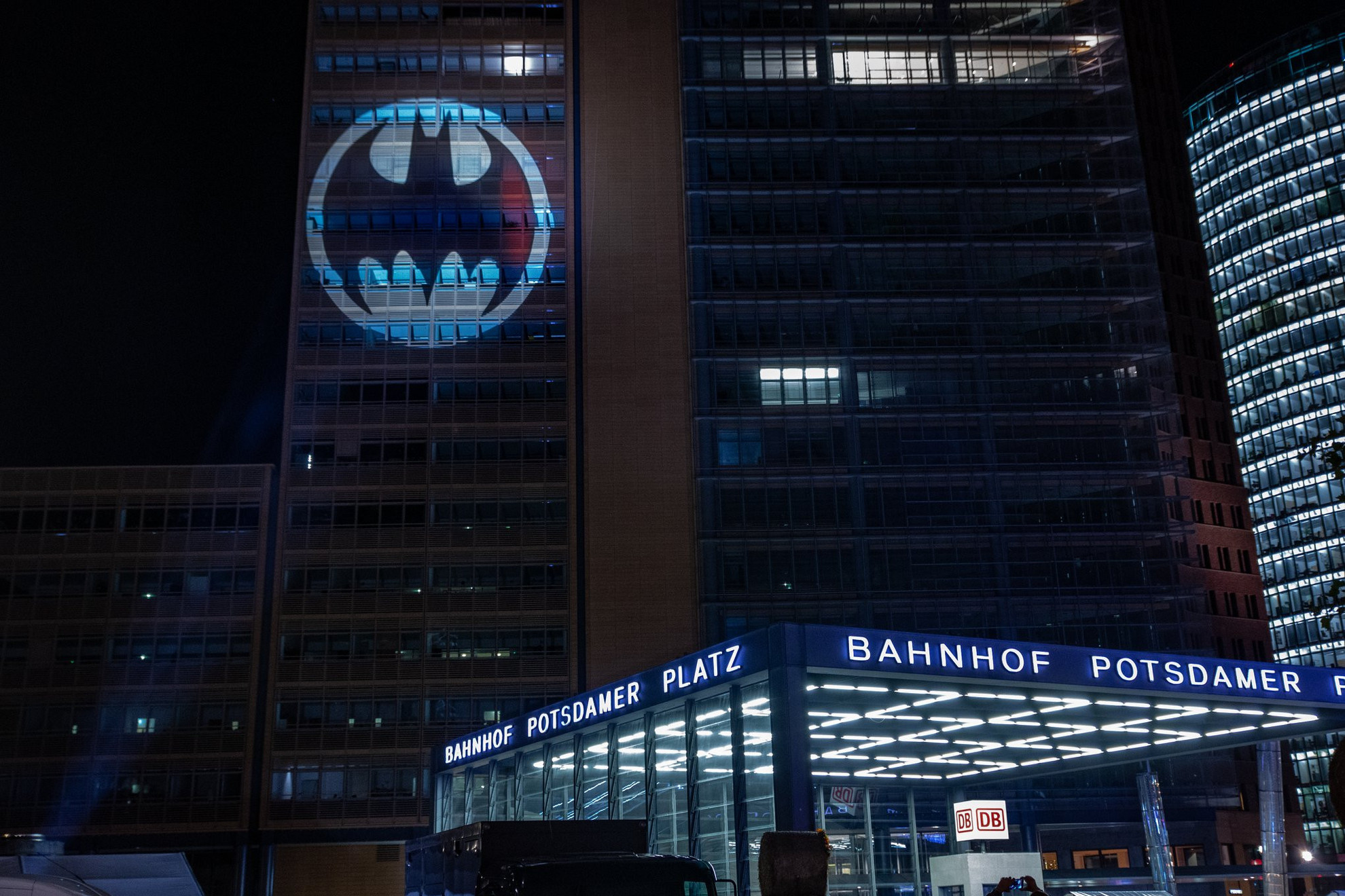 Fotó: Facebook/Batman Batman-logó a német fővárosban, a Potsdamer Platznál
