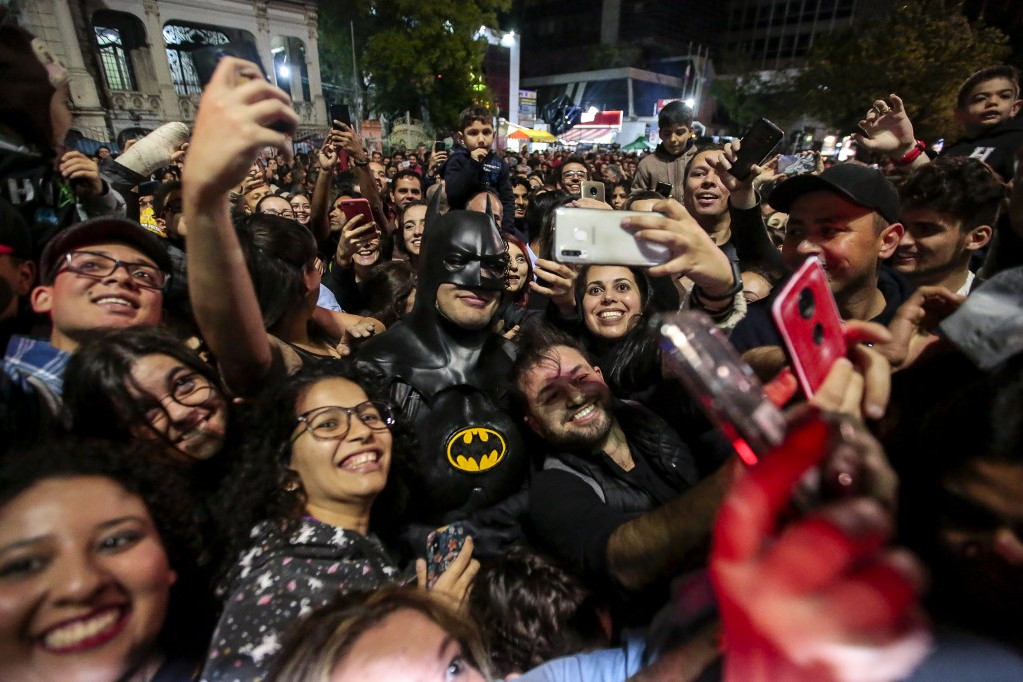 Fotó: AFP/Agif/Suamy Beydoun Készülnek a közös szelfik Batmannel