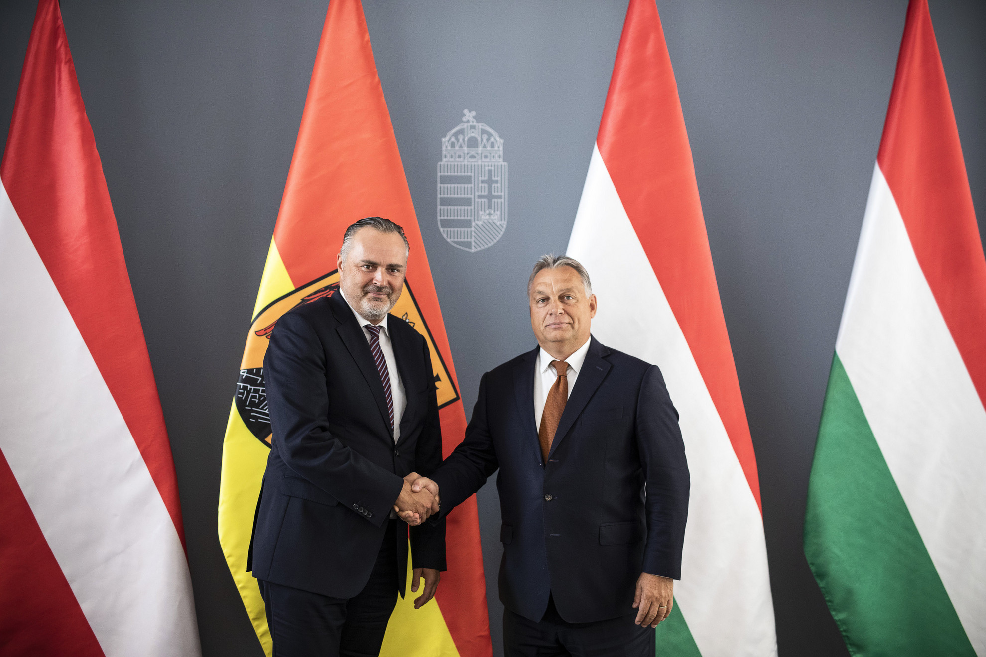 Orbán Viktor miniszterelnök (j) fogadja Hans Peter Doskozil burgenlandi tartományfőnököt a Karmelita kolostorba