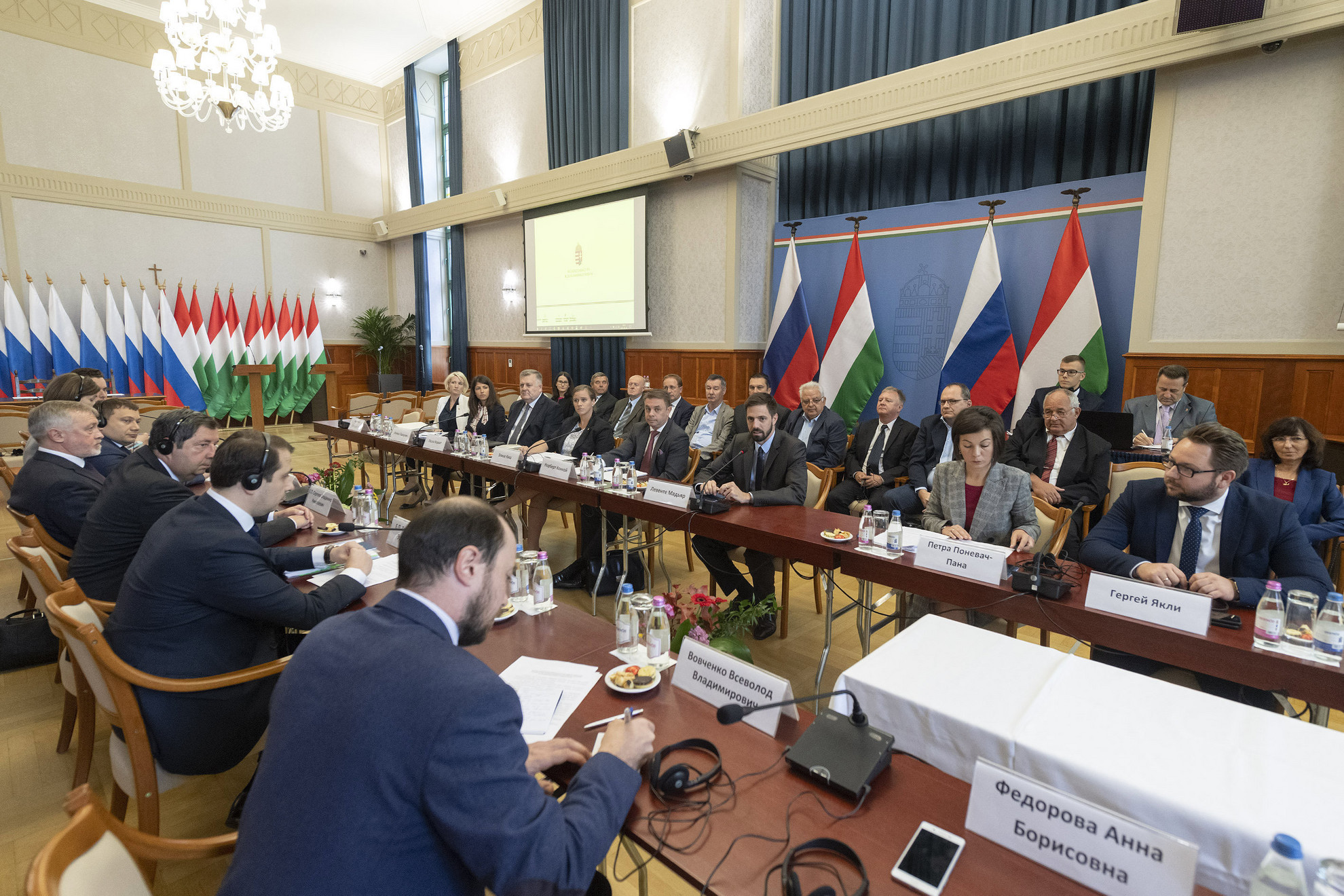 Fotó: MTI/KKM/Kovács Márton Magyar Levente, a Külgazdasági és Külügyminisztérium (KKM) államtitkára (szemben, j3) és Ilja Toroszov Eduardovics orosz gazdaságfejlesztési miniszterhelyettes (háttal, j2) a Budapesten megalakult Magyar-Orosz Régióközi Együttműködési Kormányközi Bizottság első ülésén
