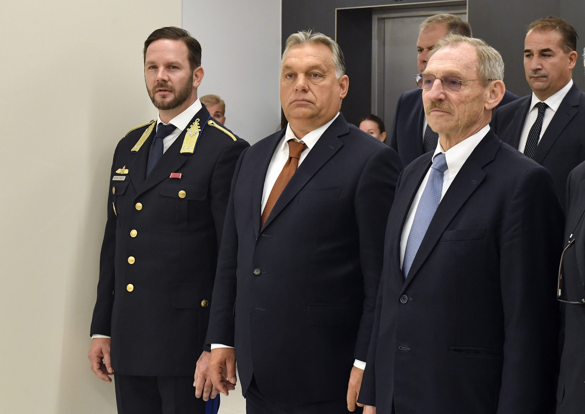 Fotó: MTI/Máthé Zoltán Orbán Viktor miniszterelnök (k), Pintér Sándor belügyminiszter (j) és Kiss Zoltán nb. vezérőrnagy, az AH főigazgatója (b) az Alkotmányvédelmi Hivatal (AH) új székházának átadásán
