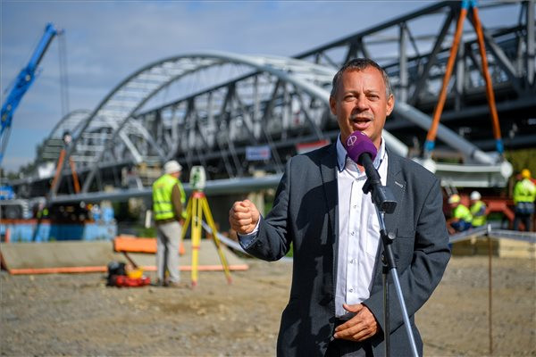 Fotó: MTI / Czeglédi Zsolt Révész Máriusz sajtótájékoztatója a Poroszló és Tiszafüred közötti épülő kerékpárút Tisza-hídja egyik hídelemének végleges helyére emelése előtt
