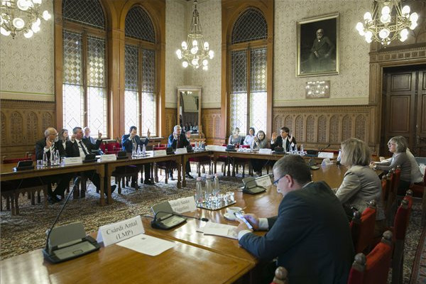 Fotó: MTI / Mohai Balázs Szavazás Kandrács Csaba, a Magyar Nemzeti Bank alelnökjelöltje meghallgatásán az Országgyűlés gazdasági bizottságának ülésén