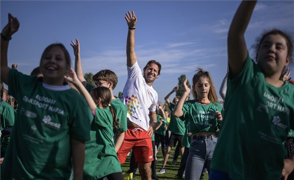 Fodor Rajmund (középen) olimpiai, világ- és Európa-bajnok korábbi vízilabdázó bemelegítést tart